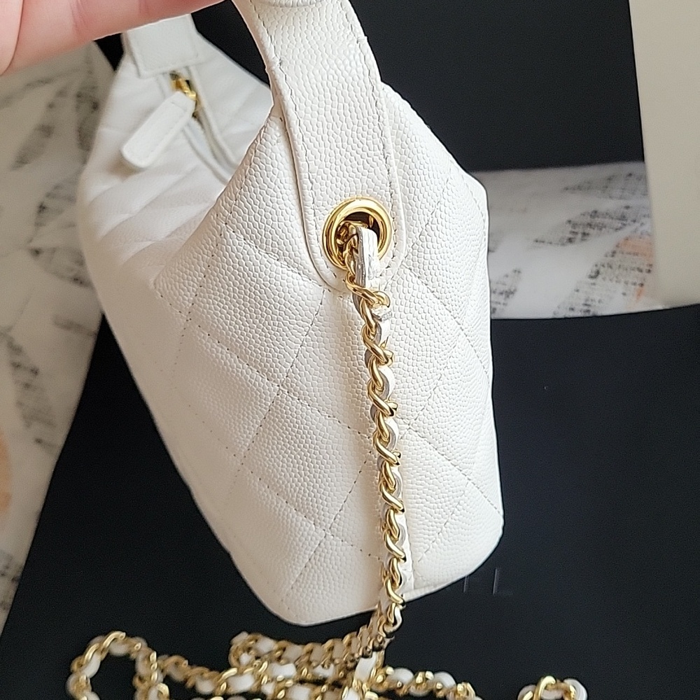 Chanel Ivory Quilted Clutch on Chain - Picture 4 of 9